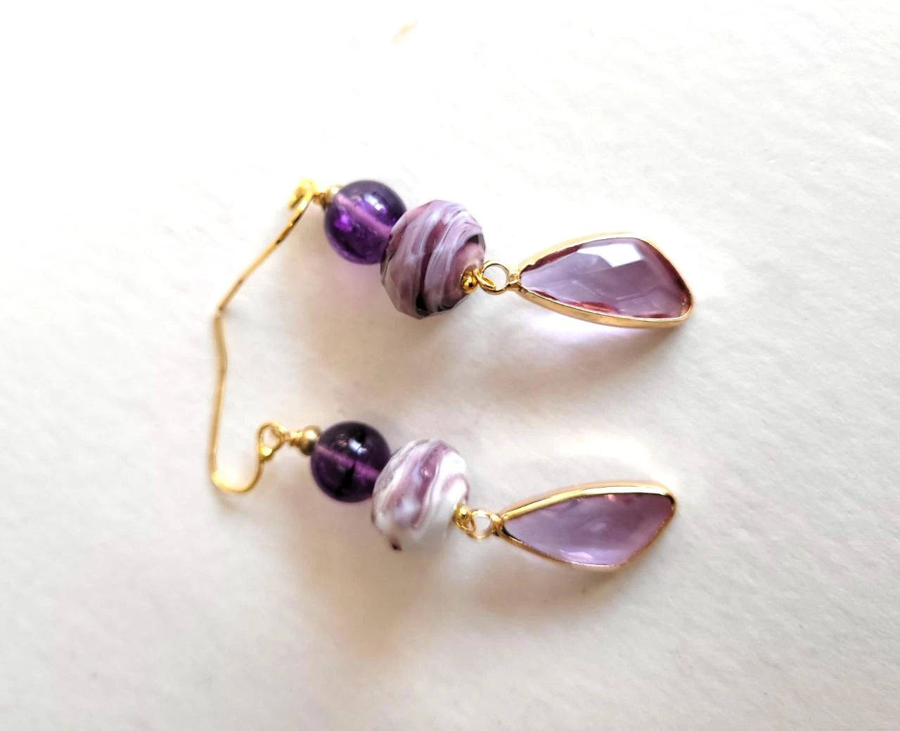 Boho chique oorbellen met amethistkralen, gefacetteerde glaskralen .. – photo 3